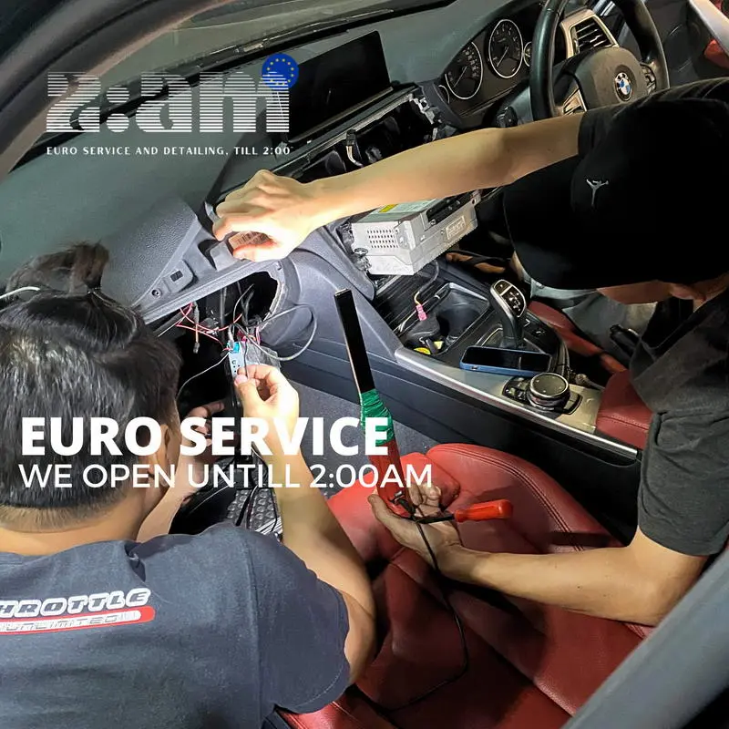 ช่างผู้เชี่ยวชาญตรวจเช็กและซ่อมระบบไฟฟ้าภายในรถ BMW ที่ 2AM Euro Service