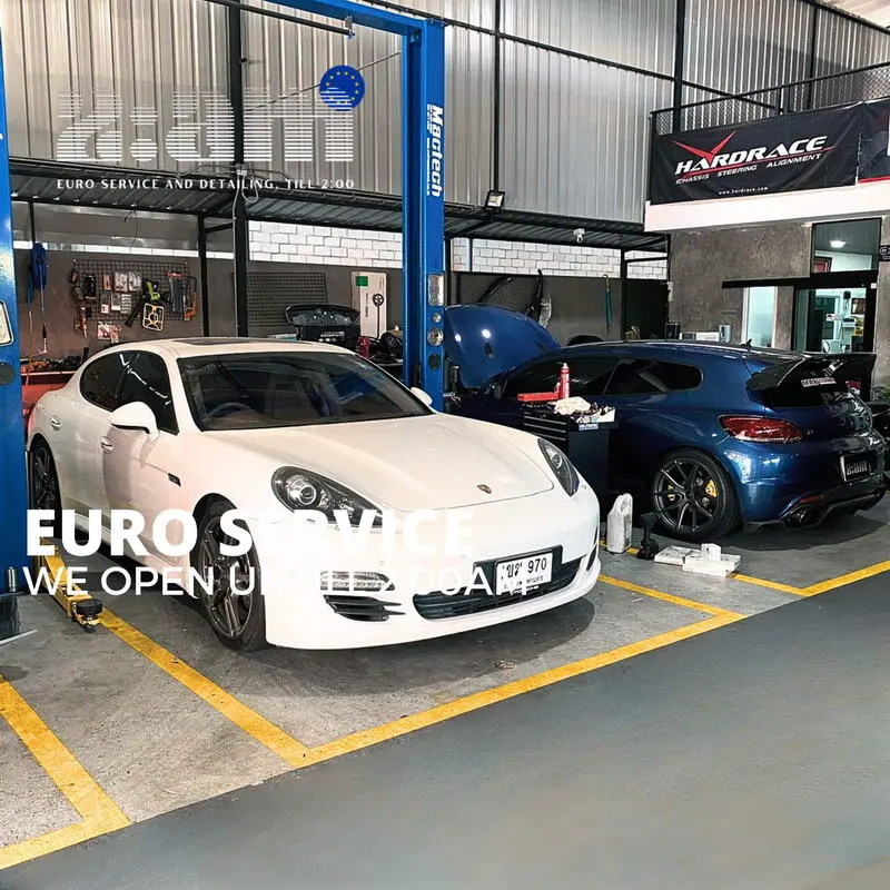 รถยนต์เฟอรารี่สีขาวจอดในอู่ 2am euro service
