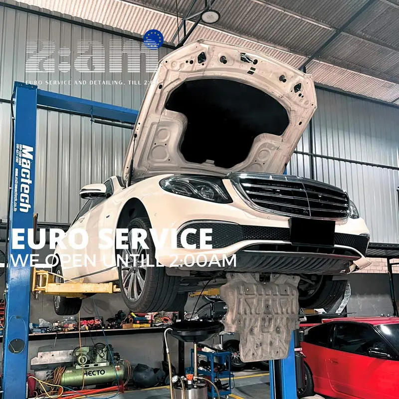 Mercedes-Benz บนลิฟต์ยกรถสำหรับตรวจเช็กและซ่อมบำรุงที่ 2AM Euro Service