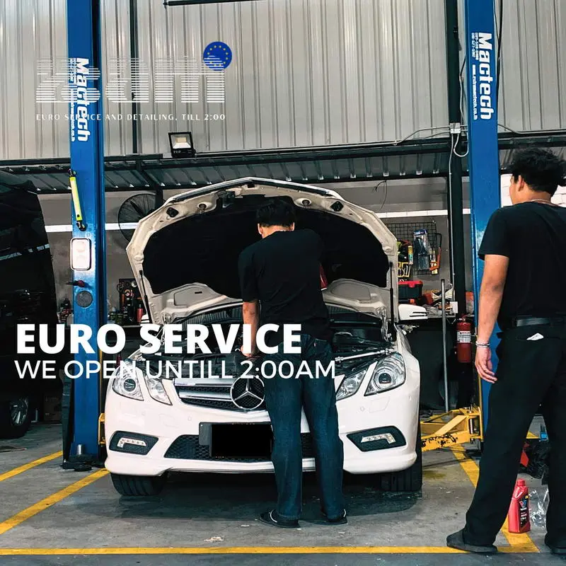 ช่างตรวจเช็กเครื่องยนต์ Mercedes-Benz และบำรุงรักษารถที่ 2AM Euro Service