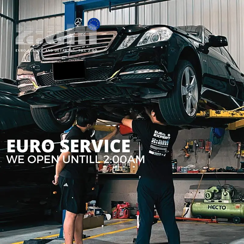 ช่างตรวจเช็กช่วงล่าง Mercedes-Benz บนลิฟต์ยกรถที่ 2AM Euro Service