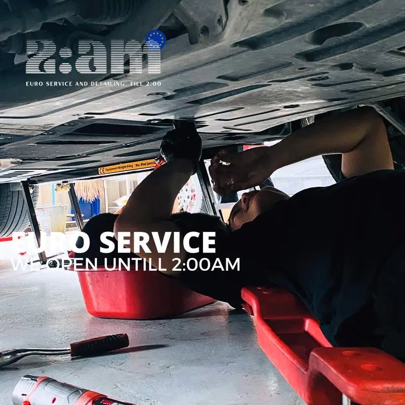 ช่างตรวจเช็กและซ่อมระบบใต้ท้องรถ Mercedes-Benz ที่ 2AM Euro Service