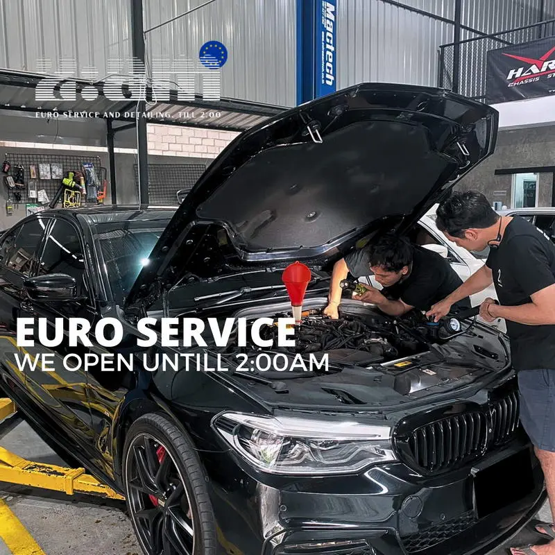 ช่างตรวจเช็กและซ่อมเครื่องยนต์ BMW ที่ 2AM Euro Service