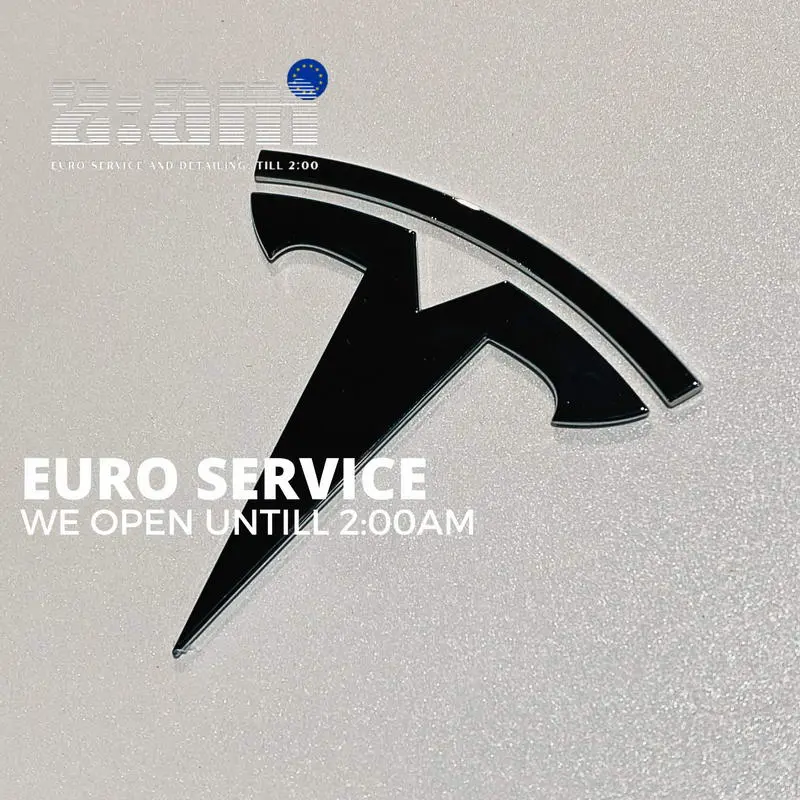 โลโก้ Tesla บนรถยนต์ไฟฟ้าที่เข้ารับบริการกับ 2AM Euro Service