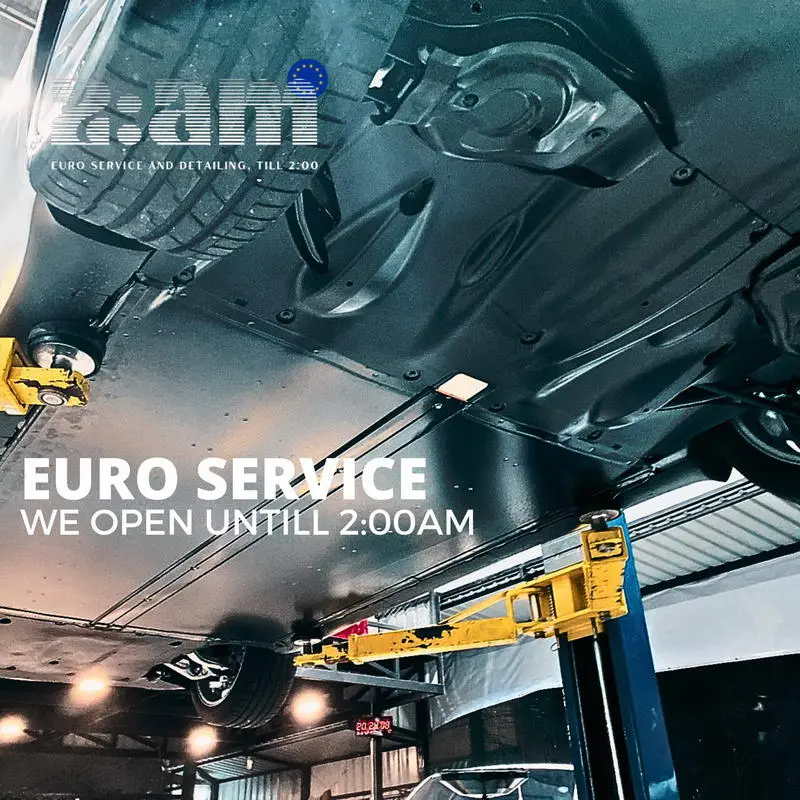 ตรวจเช็กใต้ท้องและแบตเตอรี่รถไฟฟ้า Tesla บนลิฟต์ยกรถที่ 2AM Euro Service